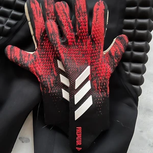 Adidas predator målvaktshandskar  - Målvakts handskar från adidas predator. Använda men fint skick. 300kr 