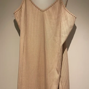 Beige klänning nelly  - Jättefin beige klänning från Nelly inte ens använd utan endast testad då jag inte tyckte den satt fint på mig. Så skönt material och är knälång om inte liiite kortare. Medium men passar även en small. Skriv dm för fler bilder på