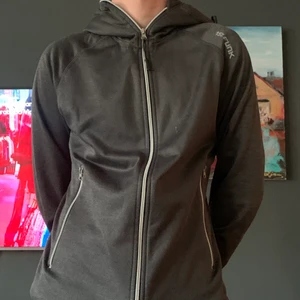 Kofta - Fin och skön kofta som är i ett bra skick. Köparen står för frakt 