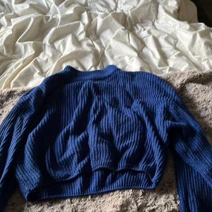 Blå tjocktröja  - En jättefin blå tjocktröja från h&m men kommer inte till användning - storlek s 