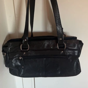 Svart axelväska - Skriv privat för mer info, pris kan diskuteras.