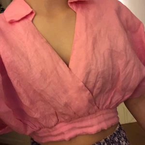 Sommarblus  - Söt sommarblus ifrån Zara!! Aldrig använd och därför säljer jag för 150kr💗 