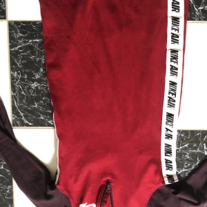 Nike Air klänning - Säljer denna Nike air klänningen för 250kr och 20kr med frakt. Den är i storlek M men skulle passa nån som bär Xs. Materialet är lite varmt så skulle passa till en sen sommarkväll 💕 skriv om du har nån fråga❤️pris kan diskuteras om man vill ändra lite