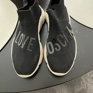 Moschino skor - Snygga skor i väldigt bra skick!! 