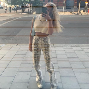 Zara Jeans - Jeans från Zara i djurmönster. Hur snygga som helst men har tyvärr blivit för små för mig. Sparsamt använda. Bilder tagna från @mollymalhotras på instagram.