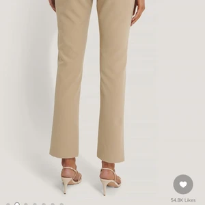 Kostymbyxor från NAKD - Helt oanvända!! Superfina borta kostymbyxor som sitter mycket bra. Köpta för 499kr. Bud vid flera intresserade. Köparen står för frakten