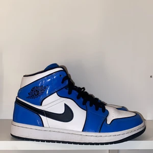 Jordan 1  - Jag säljer mina signal blue jordan 1s som är använda 2 gånger. Jag säljer dem eftersom jag köpte en för stor storlek och ej har användt dom. De är i nyskick och köpta för 2000kr på Restocks. Köparen står för frakt.