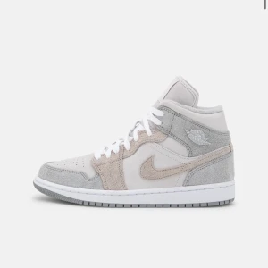 JORDAN AIR MID 1 - college grey/white  - Storlek 39, original box ingår.  Skorna är ej använda.  Köparen står för spårbar frakt.
