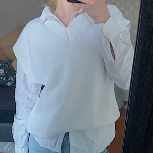 Pull&Bear väst - Säljer en helt ny Pull&Bear väst då den är lite stor på mig!!😊  En snygg vit stickad väst som passar både på killar och tjejer. Är i storlek S/M (overzised) går att mötas upp i Katrineholm eller fraktas!! OBS- köparen står för frakten (pris kan diskuteras)