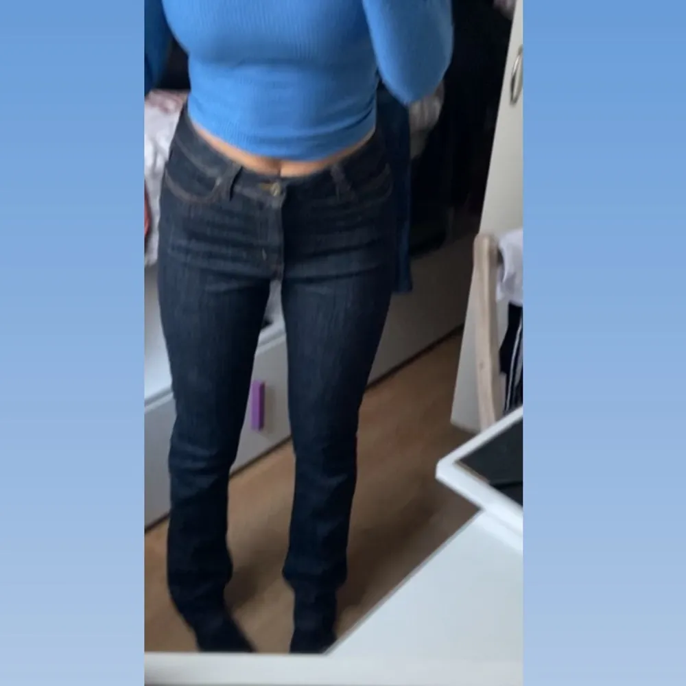 Säljer ett par jeans som är lite lågmidjade å jättefina men kommer inte till användning så säljer dem till någon som har mer nytta av dem , skriv vid intresse eller frågor 😊. Farkut & Housut.