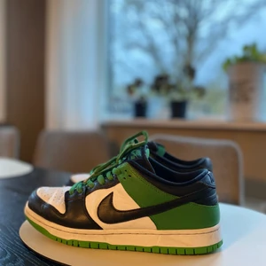 Jordans dunk low  - Säljer mina super fina dunk! Köpta i gbg förra sommaren. Använda några få gånger! PM för kvitto osv! Nypris 2499 kr, säljer för 1600⭐️🦋💐 strlk 42,5 men passar mig som har 40-41. 