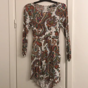 Blommig klänning strl S - Blommig klänning med öppen rygg strl S