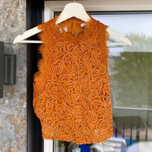 Topp i spets - orange topp i spets! perfekt till sommaren 🌈 mycket bra skick, knappt använd!