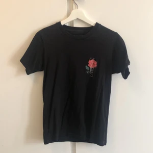 Vans t shirts  - Snygg Vans t shirt, tyvärr för liten för mig nu. Vans tryck på bröstet och på ryggen men en ros. Bra skick. Storlek XS. Skicka gärna ett meddelande vid intresse eller frågor☺️