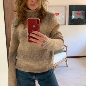 TRÉS BIEN ALPACA ROLL NECK SWEATER  - Roll neck sweater i färgen Gradient Cream från Trés Bien, köpt för 2200kr men har tyvärr bara fått ligga i garderoben. Tröjan är i storlek 46, unisex, och har en relaxed fit