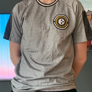 T-shirt  - Snygg tröja i bra skick. Köparen står för frakt 