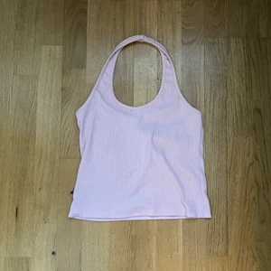 Halterneck Shein  - Super fin halterneck i färgen ljusrosa från Shein. Storleken M men sitter som S. Om man vill se fler bilder då är det bara att skriva!! 🤍
