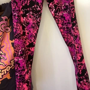 Stadium, träningsbyxor, strl: 146/152 - Bra skick, rensar garderoben och har växt ur den nu. Ser fräsch ut och riktigt snygg. Skulle rekommendera den för folk med storlek XS. 