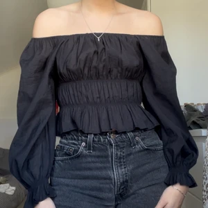 Svart festtopp - En super fin topp från ginatricot! Endast använd en gång. Frakt står köparen för💕