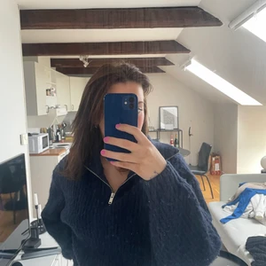 Blå stickad tröja från Gina Tricot  - Härlig och mysig tröja från Gina, med snygg dragkedje ditalj