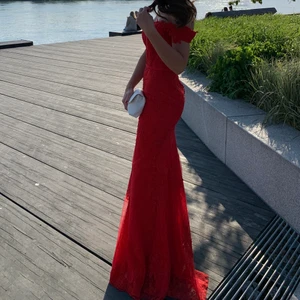 Balklänning  - Till dig som är på jakt efter den mest fantastiska röda balklänningen. Den faller så fint och har otroligt vackra detaljer. Säljer den vid högsta bud ! Köpte för 7800:-