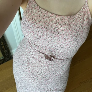 Brandy Melville klänning - Härlig sommarklänning i modellen Colleen. Kommer  i one size men jag skulle säga att den passar dem mellan XS-M bäst. Väldigt anpassningsbar i och med snörena under bysten! Inte alls genomskinlig. Köparen står för frakt💕🍀 