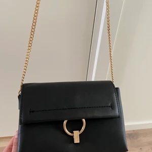 Väska  - Söt väska från mango som knappt kommit till användning! 