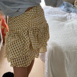 Kjol HM trend - Säljer denna slutsålda kjolen från HM trend. Precis som ny!! Storlek 36 men passar även 34.