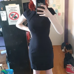Black mid-length dress - Klänning från hm som jag använt en gång