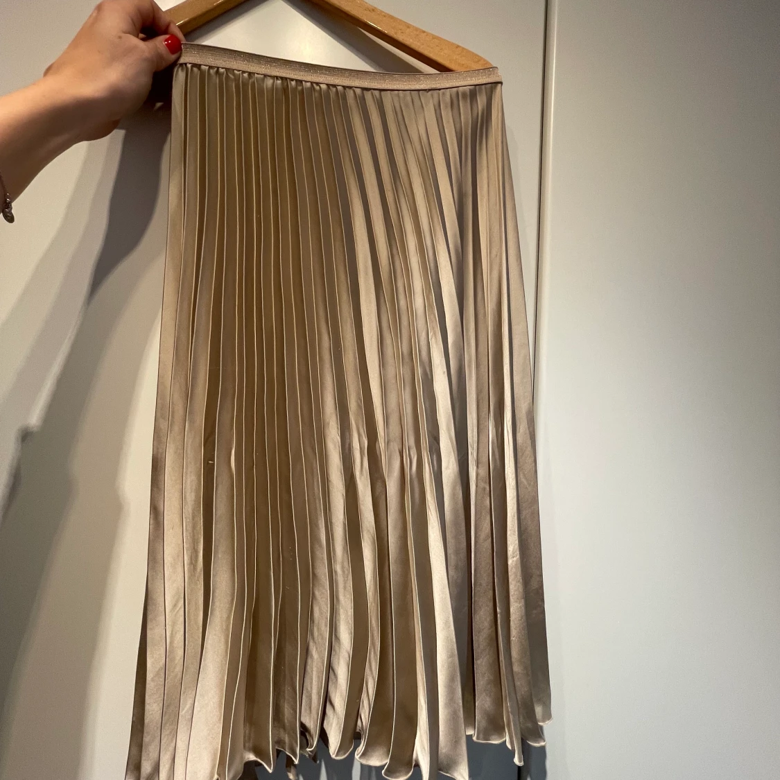 Champagnefärgad plisserad midikjol