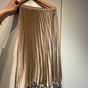 Champagnefärgad plisserad midikjol - Superfin festligare kjol i champagnefärg 🥂 ✨ skön och faller superfint!