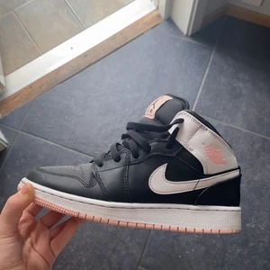 Jordans 1 mid  - Svarta vita och lite rosa detaljer. Ytterst lite använda, men har en liten repa där framme, som säkert går att fixa om det skulle störa. Har kvitto från Restocks.