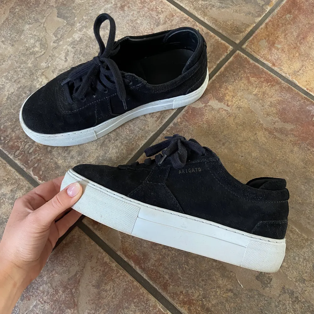 Svarta platform suede sneakers från Axel Arigato. Väldigt sparsamt använda så i mycket fint skick. . Skor.