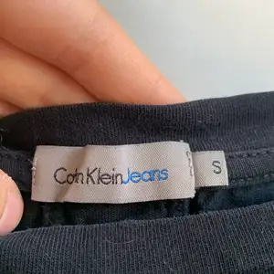 Fin och enkel Calvin Klein tröja med stort tryck fram. Väl använd men endån i bra skick. (Hund finns i hemmet) 💕