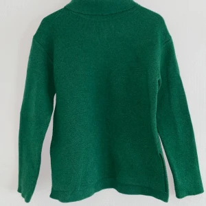 Stickad tröja, S - Varm, snygg tröja från weekday💕Passar perfekt nu till sommaren och våren🥰Storlek 36. Skriv om du vill ha fler bilder🌟