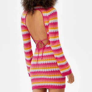 Bershka klänning - Säljer denna fina stickade klänningen från bershka i strl Xs/S på grund av fel storlek💕 Slutsåld, nyskick💕 Köp direkt för 990