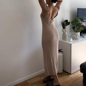 Säljer denna superfina klänning från HM Studios 2020 kollektion! Den är som ny och är i jättefin kvalité 🦋 Kan postas (spårbar frakt) för 57kr 💕