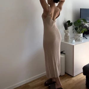 Ribbad klänning - Säljer denna superfina klänning från HM Studios 2020 kollektion! Den är som ny och är i jättefin kvalité 🦋 Kan postas (spårbar frakt) för 57kr 💕