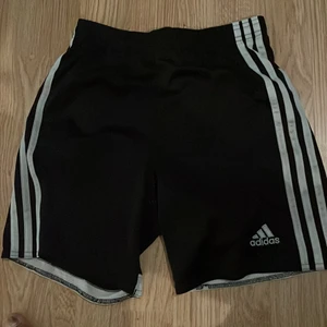 Adidas shorts - Adidas shorts.  Var längesen jag använde dom men dom är bra skick men dom är väldigt små. 