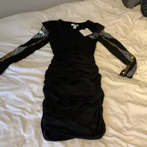 Jätte fin svart klänning från oneness. Den är oanvänd och har endast provats på. Säljer då den är för liten. Frakt tillkommer! Hör av dig vid frågor💗 