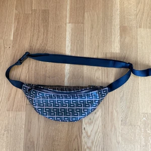 Magväska - Magväska i brun och svart med svart band man kan ändra storlek på 