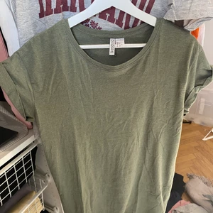 Grön T-shirt - Grön T-shirt i storlek Small. Nopprig men går nog att ta bort med noppermaskin. 