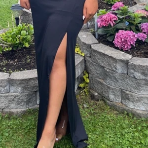 Balklänning  - Svart balklänning köpt från bubbleroom. Använd endast en gång. Storlek M. Klänningen har en slits 