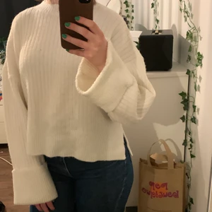 Stickad tröja - Säljer denna lite off-white stickade tröjan, är några år gammal men är inte använd på något år. Skulle säga att den är lite sliten men är ändå i bra skick💕 skriv vid intresse🥰