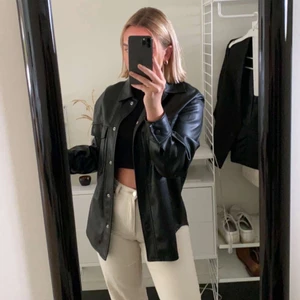 Svart skinnjacka 🥰🥰 - Super snygg skinnjacka från Bershka❤️‍🔥❤️‍🔥i storlek xs-s men oversized🥰👌köp direkt för 150+ frakt🥰