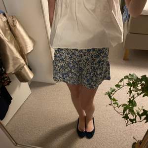 Säljer denna snygga zara kjol som användes fåtal gånger och har inga fläckar!den är i storlek S och sitter bra på mig som har S i kjolar💗säljer då den inte kommit till användning. KÖPAREN står för frakt(spårbar:66kr/skickad med frimärken:26-52!💗startar priset på 150kr
