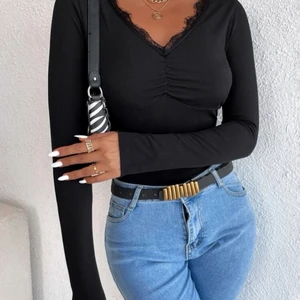 Svart långärmad tröja med spets🖤🖤 - Säljer min helt nyköpta tröja eftersom den inte passade i min armlängd! Fler bilder privat hur den sitter på/ egentagna bilder, pris kan diskuteras❤️ org. pris: 80kr