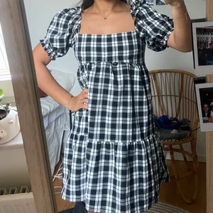 Rutig klänning!!🕺🏼🕺🏼🕺🏼 - Så gullig rutig klänning!🎂💕🕺🏼 Frakten kommer att vara spårbar!💕📦