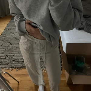 Linnebyxor - Slutsålda linnebyxor från hm, storlek 34🌼 använda fåtal gånger. Budgivning med startpris 200kr, frakt är inräknat i priset!