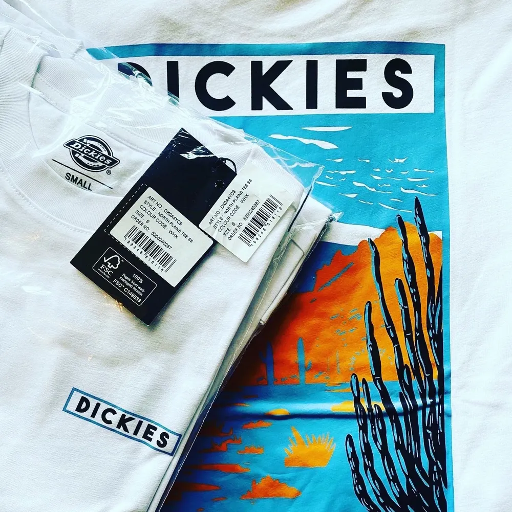Dickies T-shirt, nypris är 399kr. Storlekar som finns är XS, S och L. Tröjorna är helt nya och skickas med tags på. Modellen är 188cm lång och har på sig storlek M.. T-shirts.